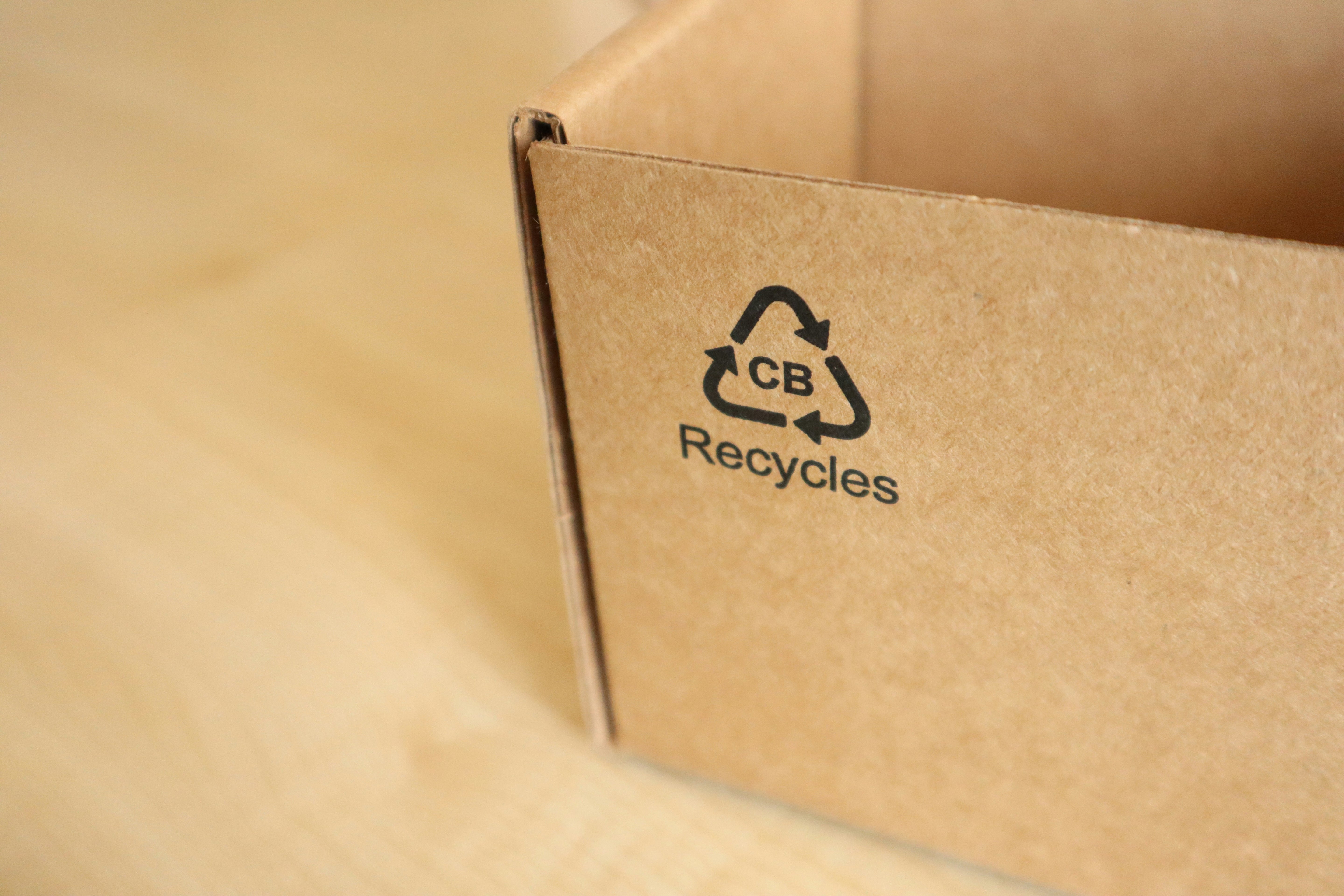 Nachhaltigkeit FluxPerfect, Paket mit Recycling Zeichen