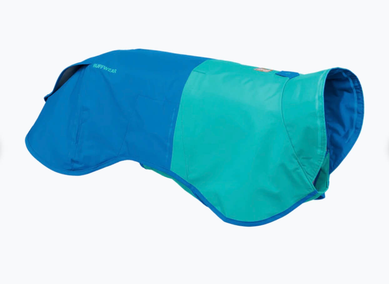 Der Ruffwear Sun Shower Regenmantel in der Farbe Blue Dusk - er zeichnet sich durch eine leuchtende Farbe aus, um den Hund in schlechten Sichtbedingungen besser zu sehen