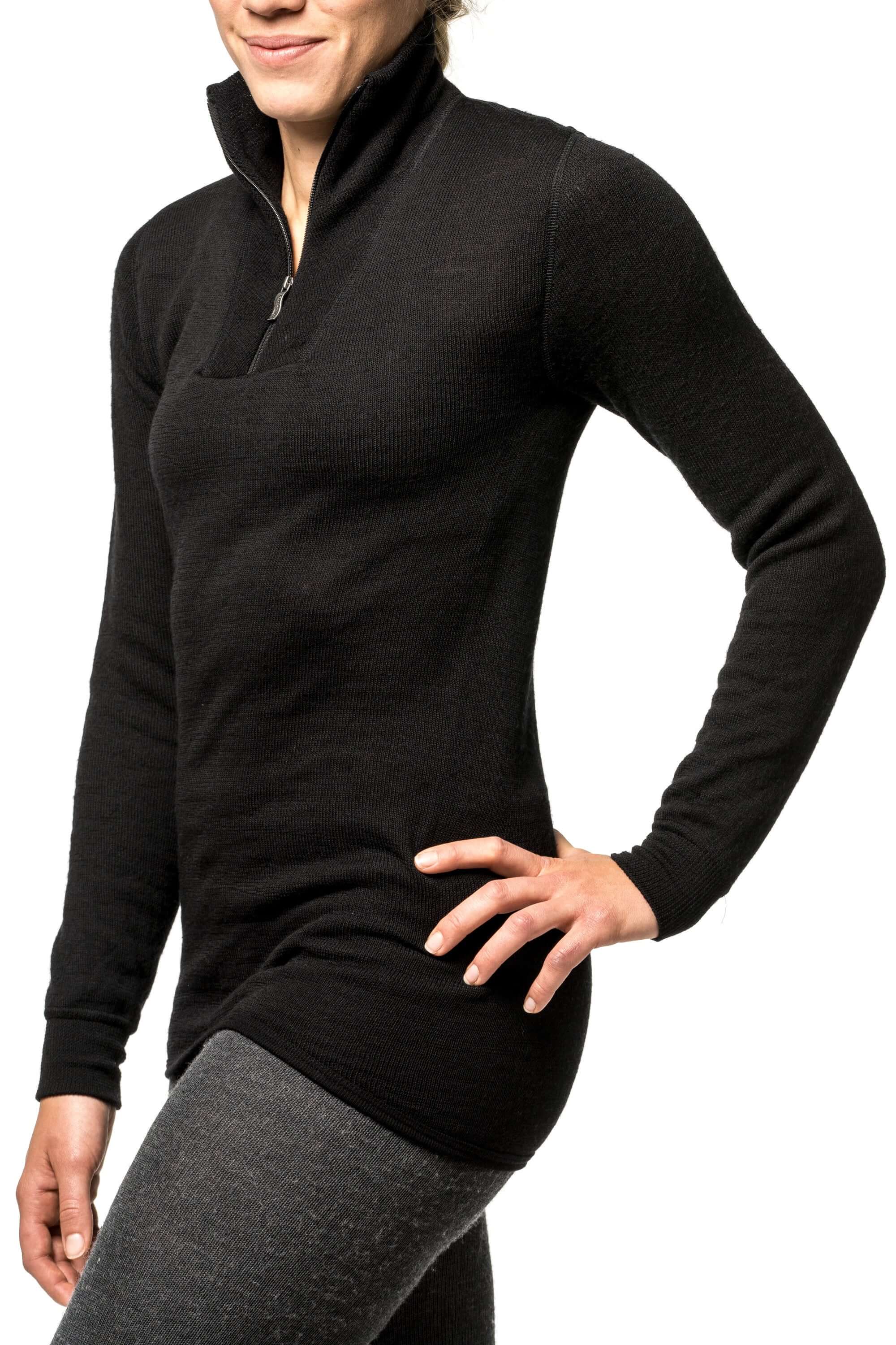 Das Woolpower Zip Turtleneck 200, feinstes Merino Langarm Shirt mit Zip Kragen, ideal für deine Winterabenteuer, erhältlich im Outdoor Online Shop FluxPerfect
