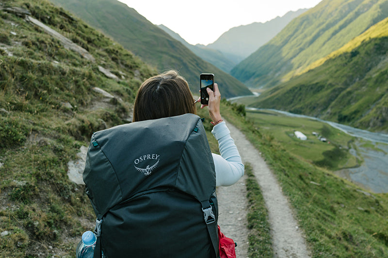 Packliste Hüttentour, Frau mit Osprey Rucksack beim Wandern in den Bergen