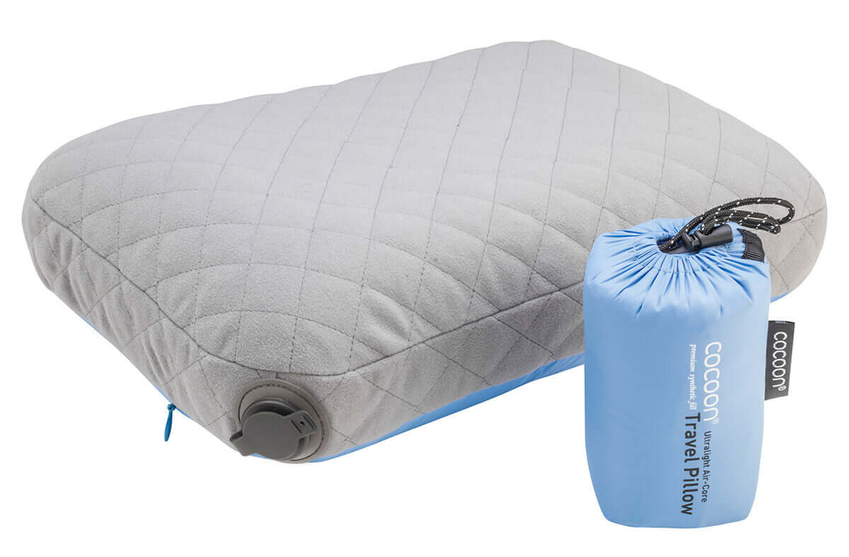 Das Cocoon Air Core Pillow Ultralight ist ein ultraleichtes Reise und Campingkissen, erhältlich in mehreren Ausführungen, im Outdoor Online Shop FluxPerfect
