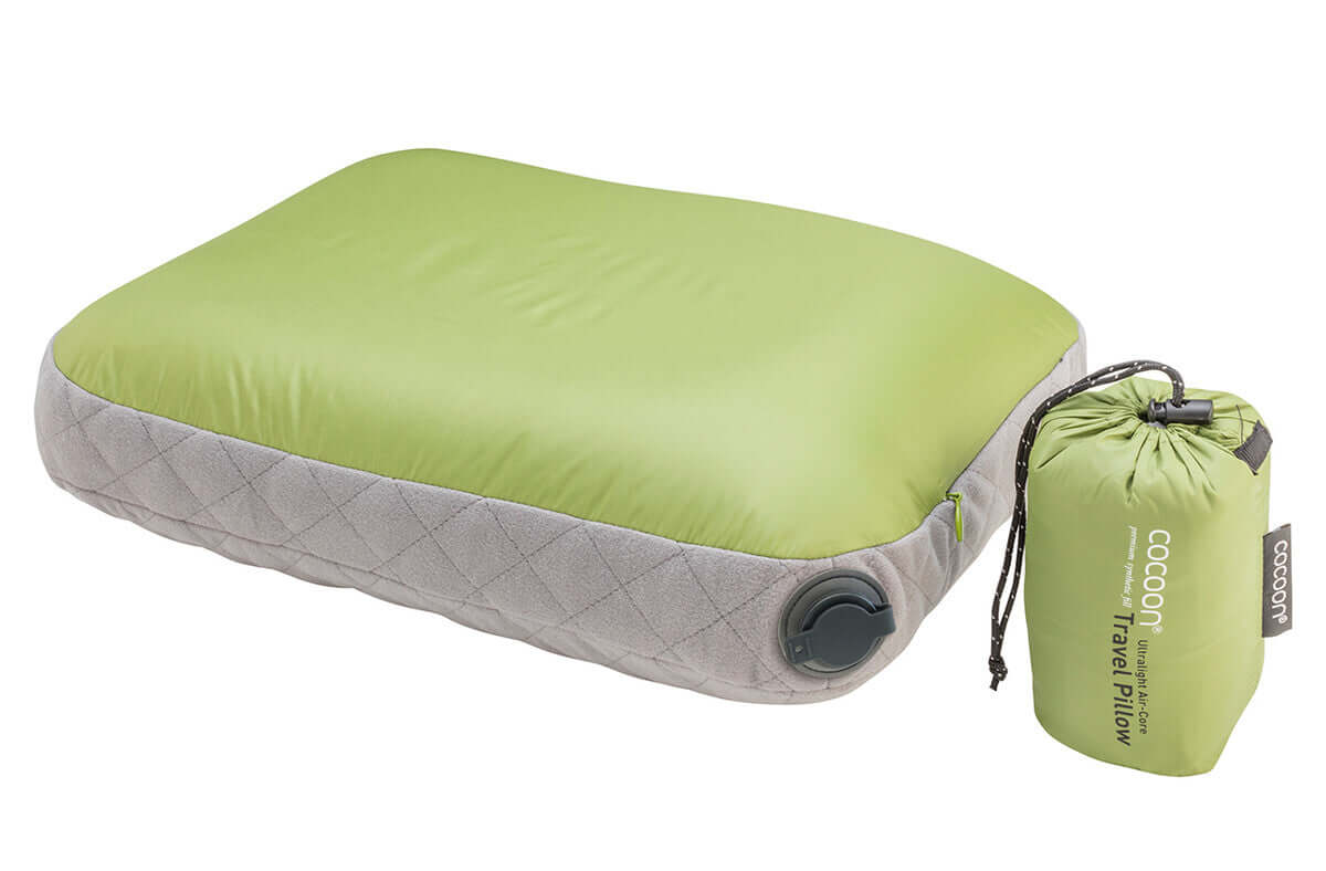 Das Cocoon Air Core Pillow Ultralight ist ein ultraleichtes Reise und Campingkissen, erhältlich in mehreren Ausführungen, im Outdoor Online Shop FluxPerfect