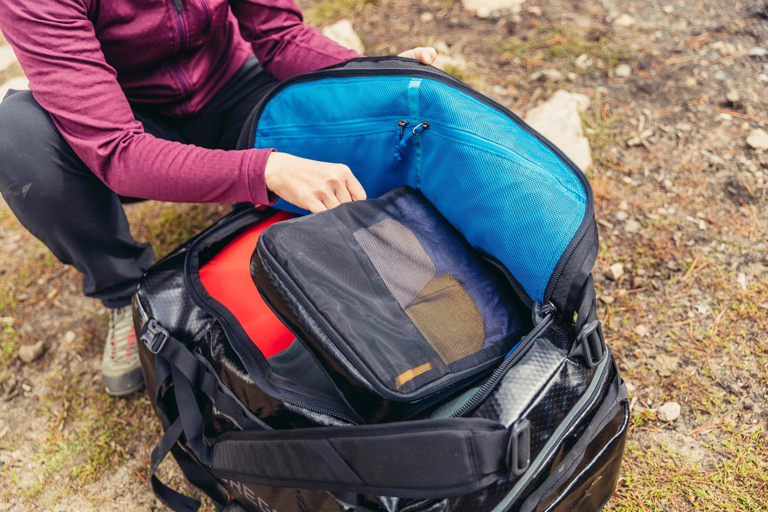 Man sieht hier die beladene Gregory Alpaca Duffel Bag, mit geöffnetem Deckel