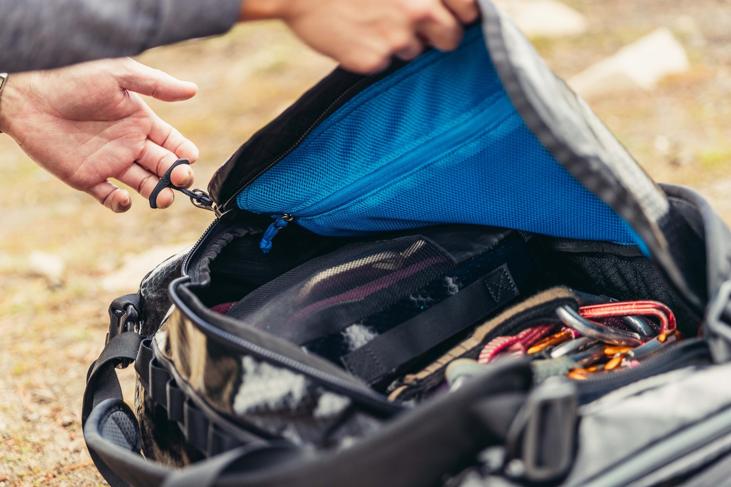Die geöffnete Gregory Alpaca Duffel Bag aus einer Seitenansicht - man sieht die Details der Innentaschen und des Reißverschluss
