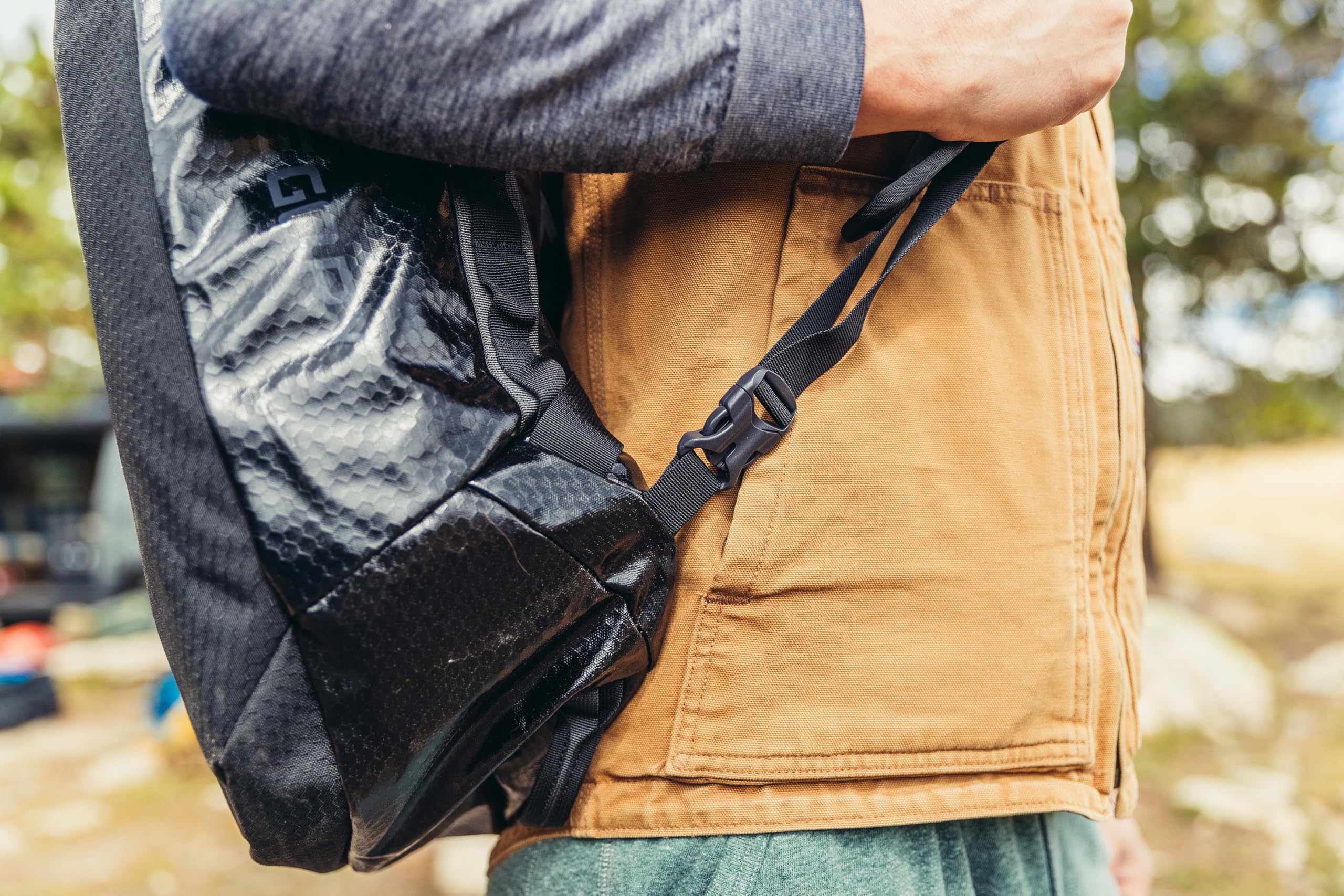 Die Gregory Alpaca Duffel Bag getragen - man sieht wie ein Herr die Tasche am Rücken trägt