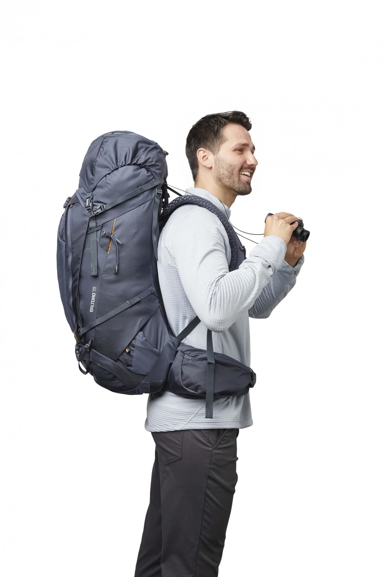 Hier sieht man einen Herren der den Gregory Baltoro in der Farbe Alaskan Blue in der Variante 75L am Rücken trägt
