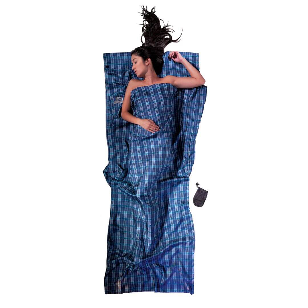 Der Cocoon Hüttenschlafsack aus Seide in der Farbe Checked Silk - erhältich im Outdoor Shop FluxPerfect
