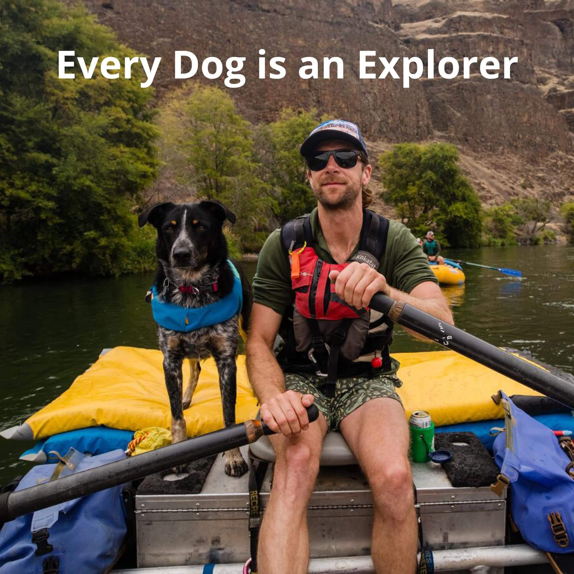 Ein Hund und sein Besitzer auf einem Boot, der Hund trägt den Ruffwear Float Coat in der Farbe Blue Dusk