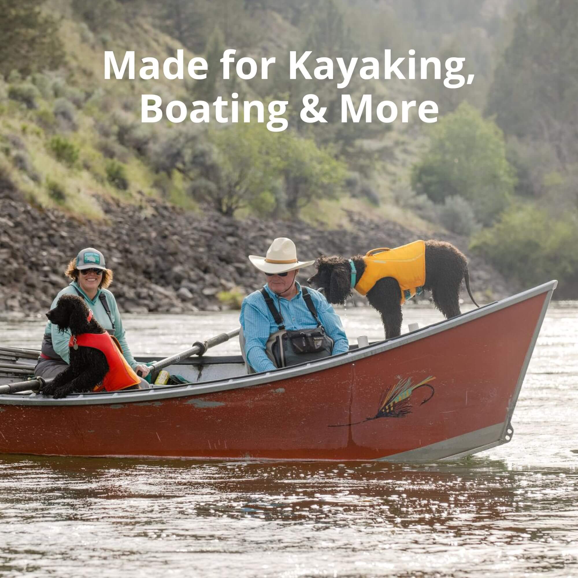 Hier sieht man 2 Hunde und deren Besitzer im Kayak, die Hunde tragen beide den Float Coat um eine sichere Fortbewegung zu gewährleisten
