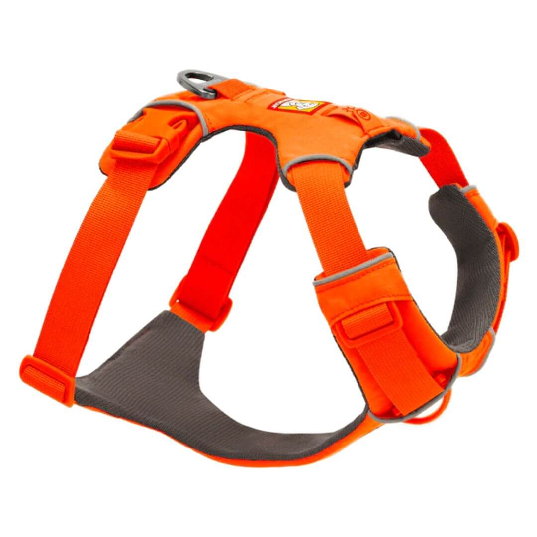 Hier sieht man das Ruffwear Front Range Hunfdegeschirr in der Farbe Blaze Orange - ideal für dein nächstes Outdoor Abenteuer mit deinem Vierbeiner