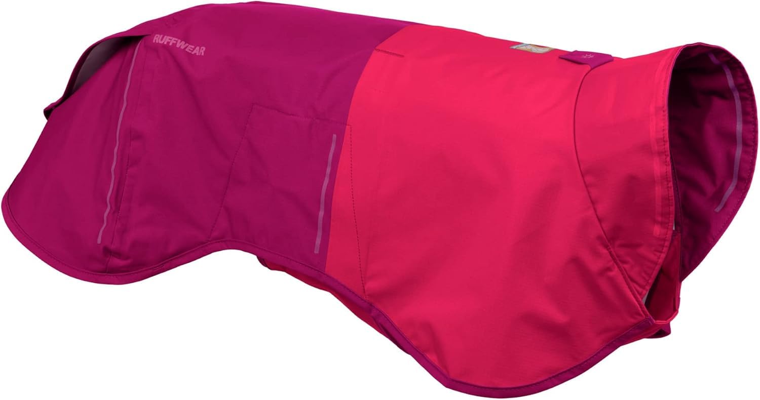 Der Ruffwear Sun Shower Regenmantel in der Farbe Hibiscus Pink - er zeichnet sich durch eine leuchtende Farbe aus, um den Hund in schlechten Sichtbedingungen besser zu sehen