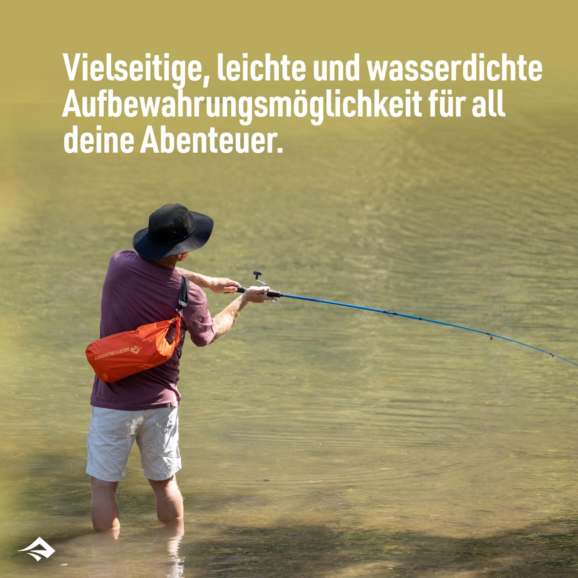 Hier sieht man einen Fischer der die Dry Bag am Rücken trägt - als Beispiel für die Nutzung als Outdoor Equipment