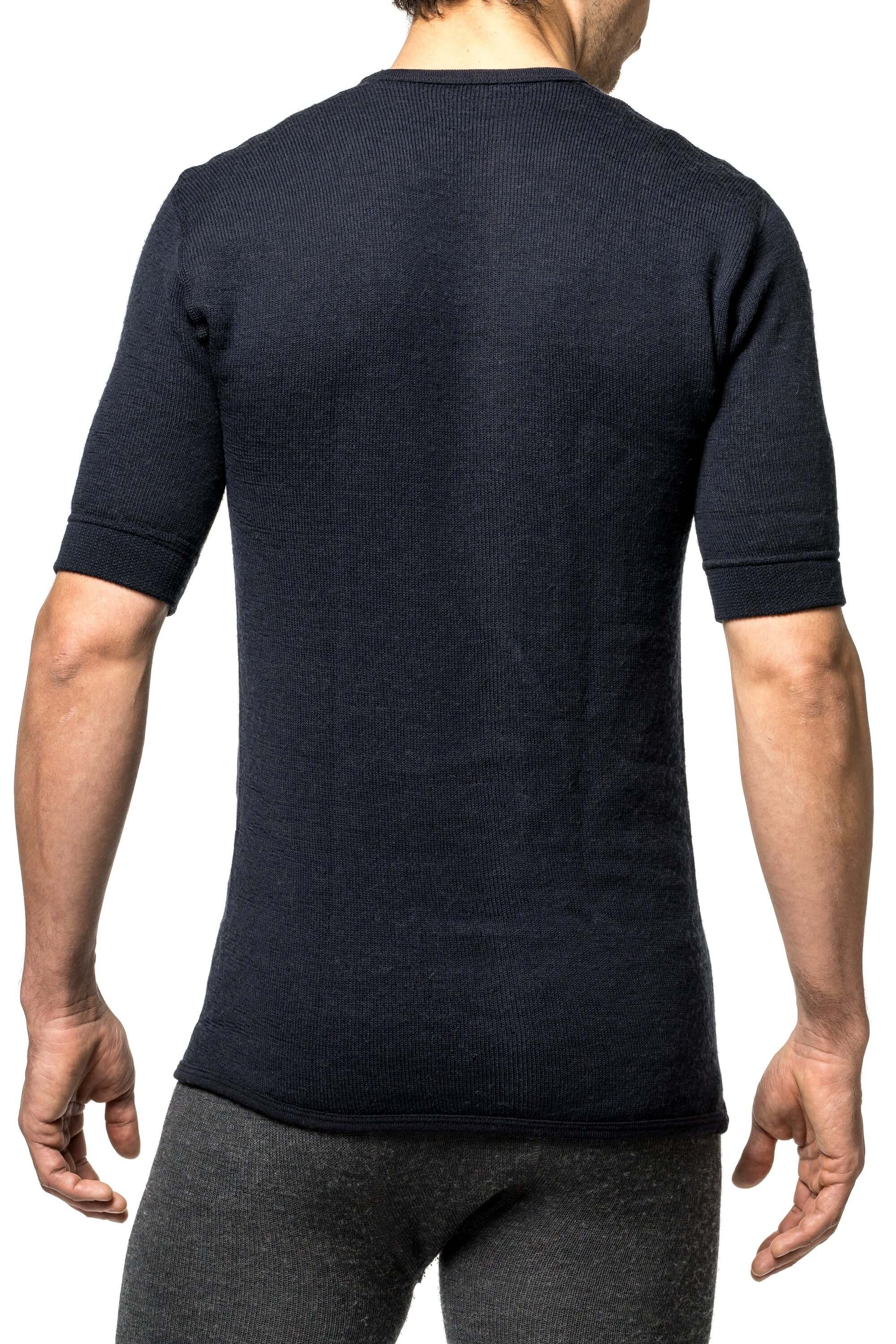 Das Woolpower Tee 200, aus feinster Merinowolle, ideal für alle die Aktiv unterwegs sind, erhältlich im Outdoor Online Shop FluxPerfect