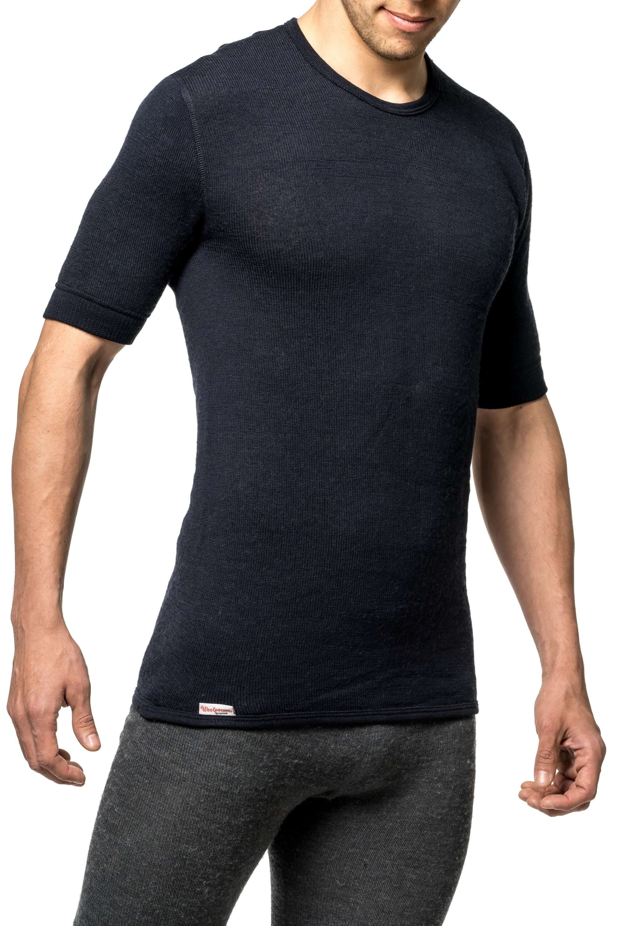 Das Woolpower Tee 200, aus feinster Merinowolle, ideal für alle die Aktiv unterwegs sind, erhältlich im Outdoor Online Shop FluxPerfect