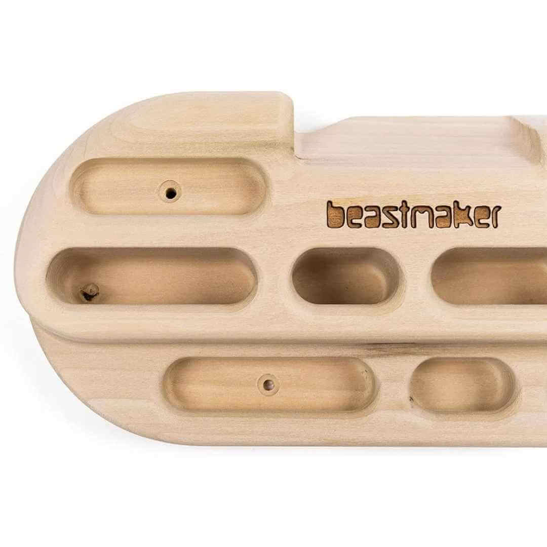 Die Details der linken Seite des Trainingsboard Beastmaker 1000 Series Hangboard