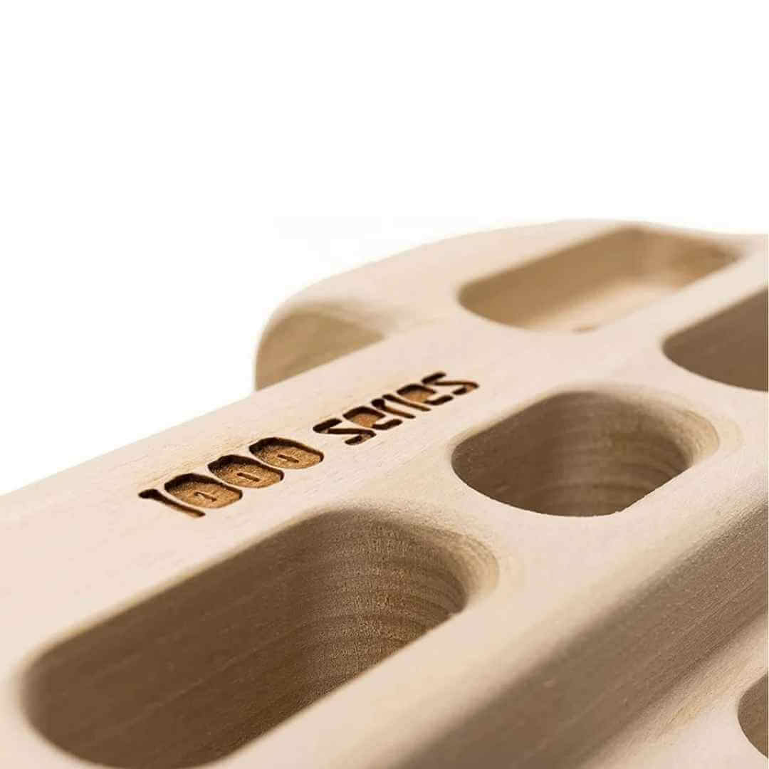 Eine Nahaufnahme vom Logo des Trainingsboard Beastmaker 1000 Series Hangboard
