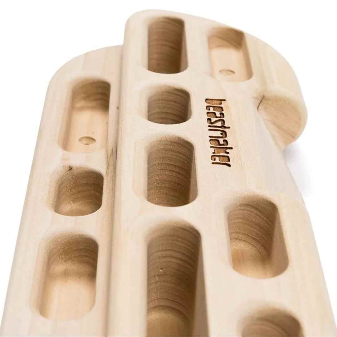 Ein detailierter Blick auf die Griffmöglichkeiten im Trainingsboard Beastmaker 1000 Series Hangboard
