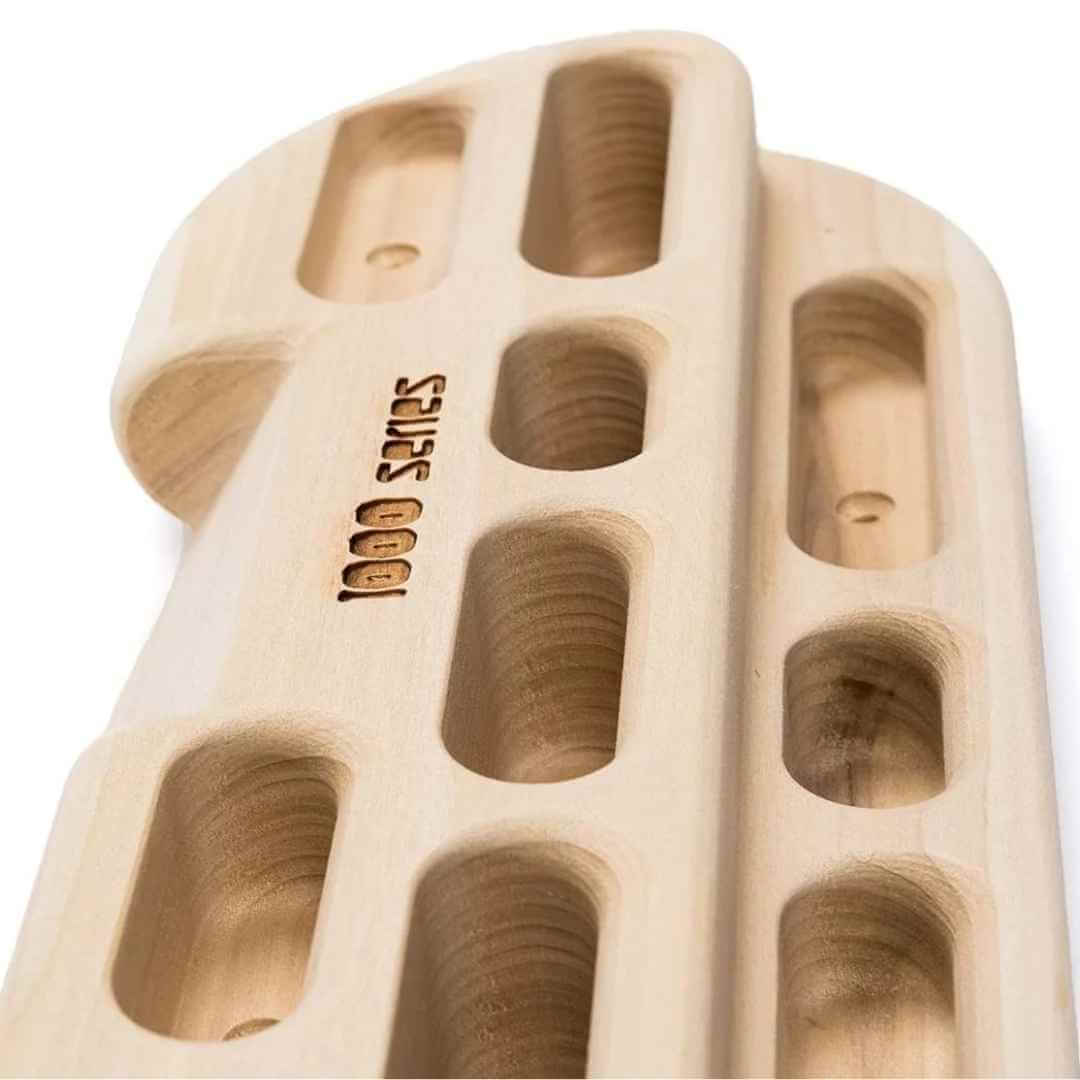 Ein weiterer detaillierter Blick auf die Griffe im Trainingsboard Beastmaker 1000 Series Hangboard