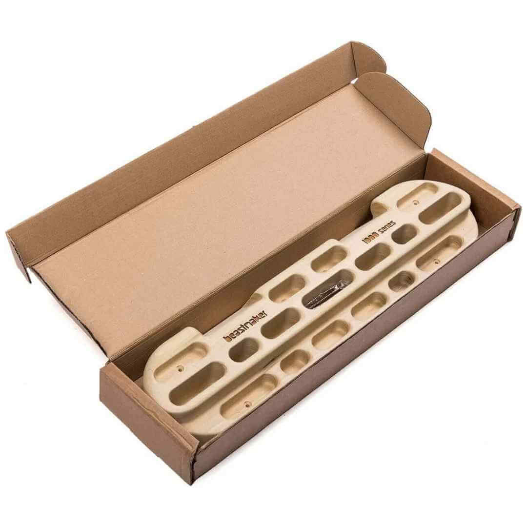 Hier ist der Lieferumfang und die OVP des Trainingsboard Beastmaker 1000 Series Hangboard ersichtlich - erhältlich im Outdoor Online Shop FluxPerfect