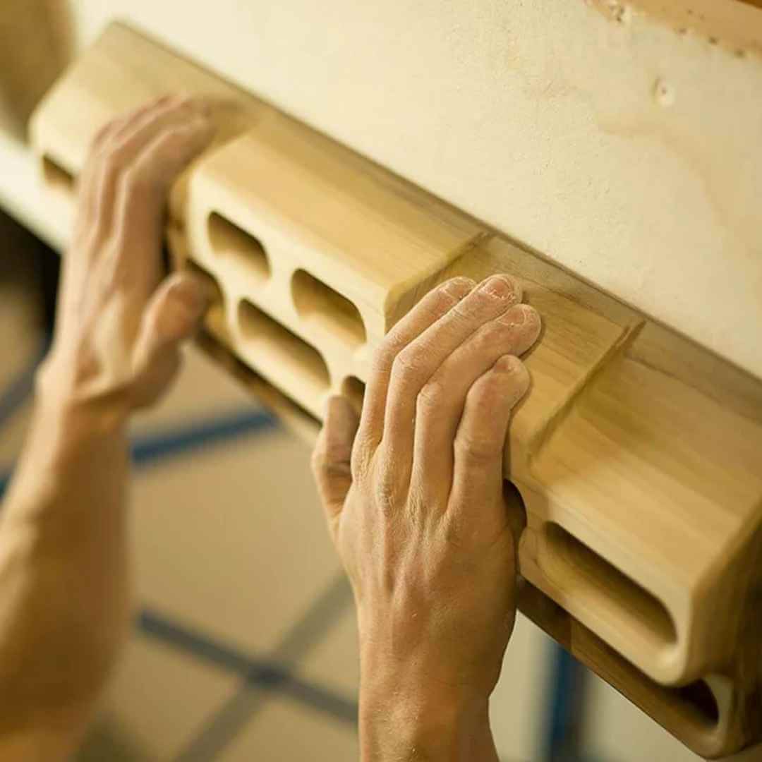 Hier ist das Trainingsboard Beastmaker 2000 Series Hangboard auch im Einsatz - diesmal mit einem Griff an der oberen Seite des Boards