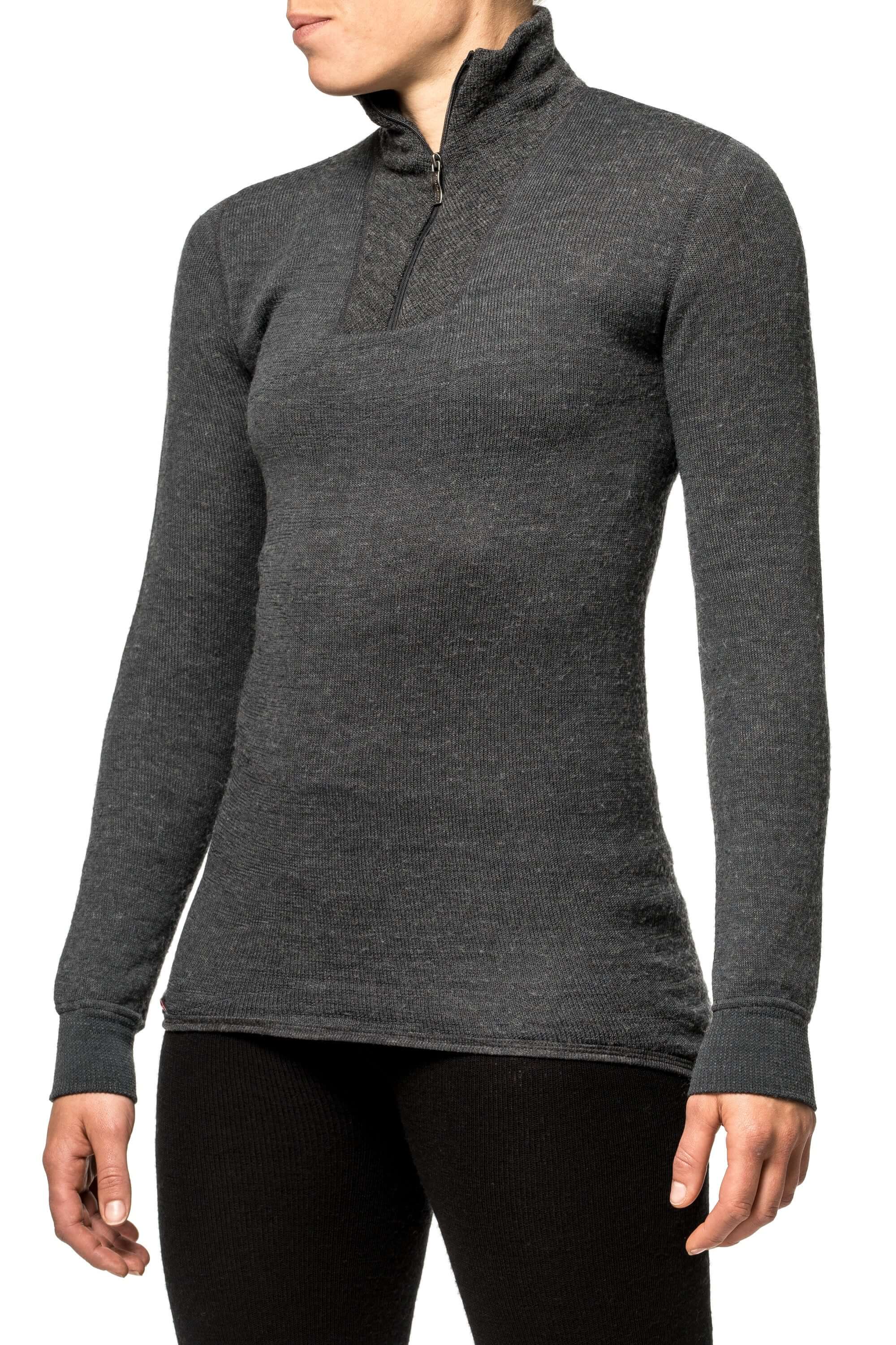 Das Woolpower Zip Turtleneck 200, feinstes Merino Langarm Shirt mit Zip Kragen, ideal für deine Winterabenteuer, erhältlich im Outdoor Online Shop FluxPerfect