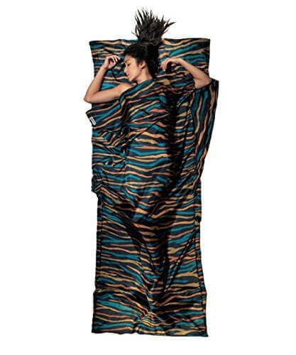 Der Cocoon Hüttenschlafsack aus Seide in der Farbe African Rainbow - erhältich im Outdoor Shop FluxPerfect