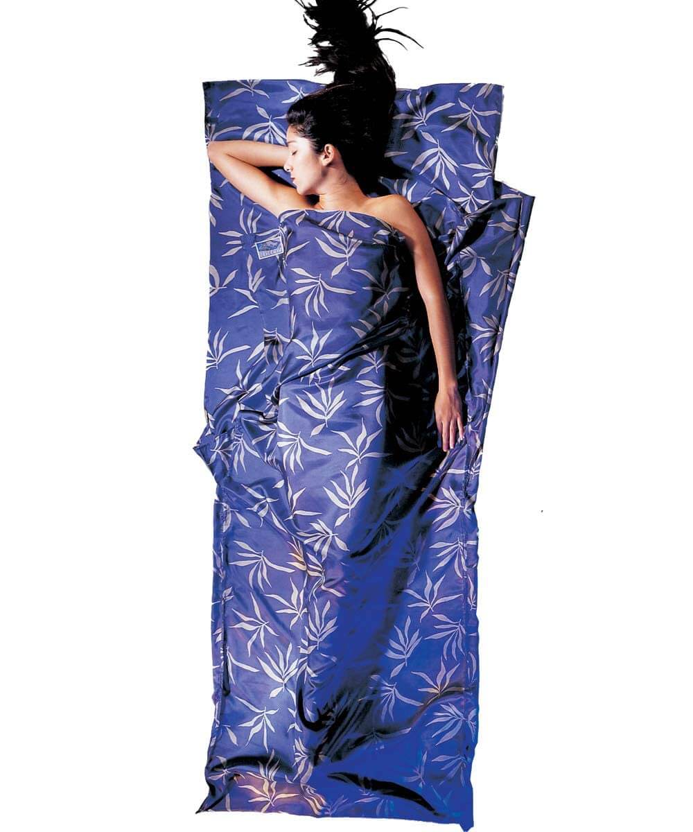 Der Cocoon Hüttenschlafsack aus Seide in der Farbe Leaves - erhältich im Outdoor Shop FluxPerfect