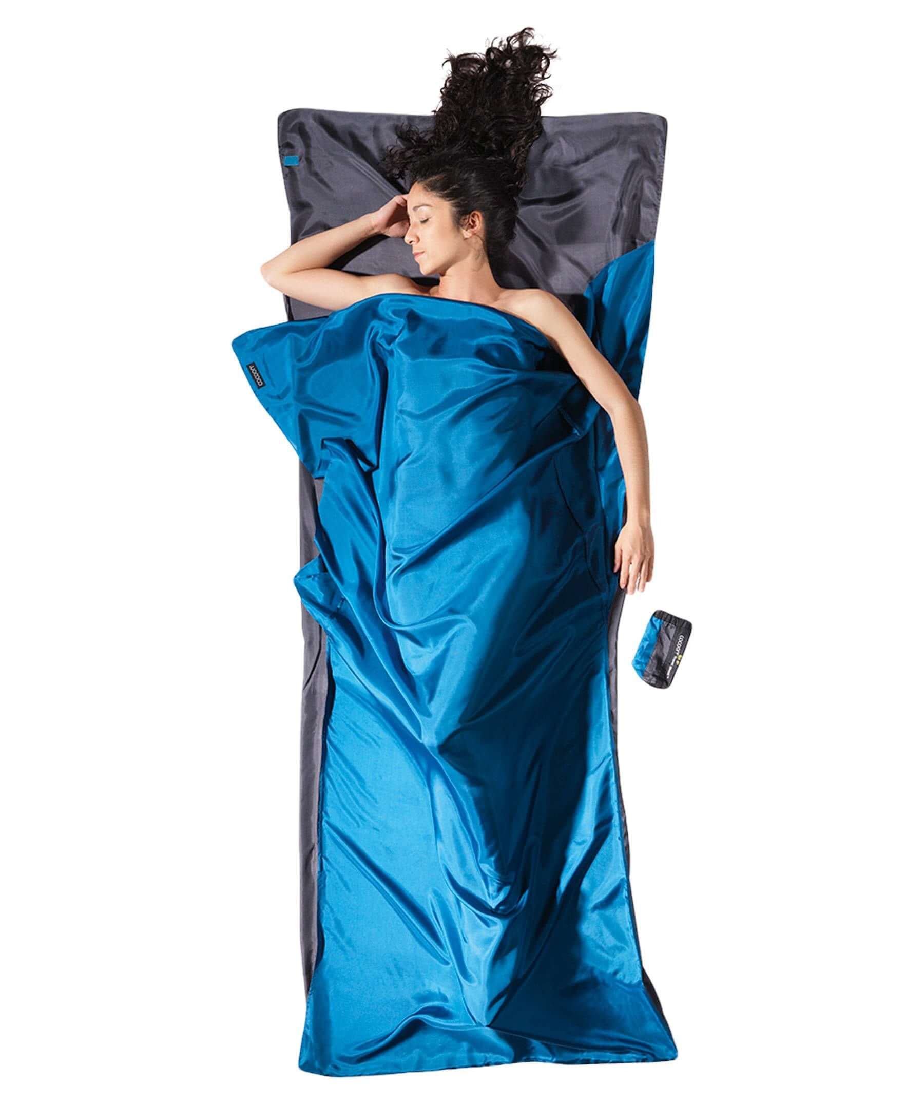 Der Cocoon Hüttenschlafsack aus Seide in der Farbe Rhino Grey/Cornflower Blue - erhältich im Outdoor Shop FluxPerfect