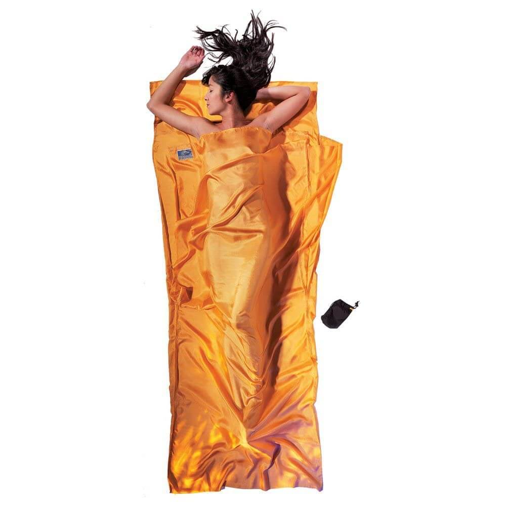 Der Cocoon Hüttenschlafsack aus Seide in der Farbe Sunset - erhältich im Outdoor Shop FluxPerfect