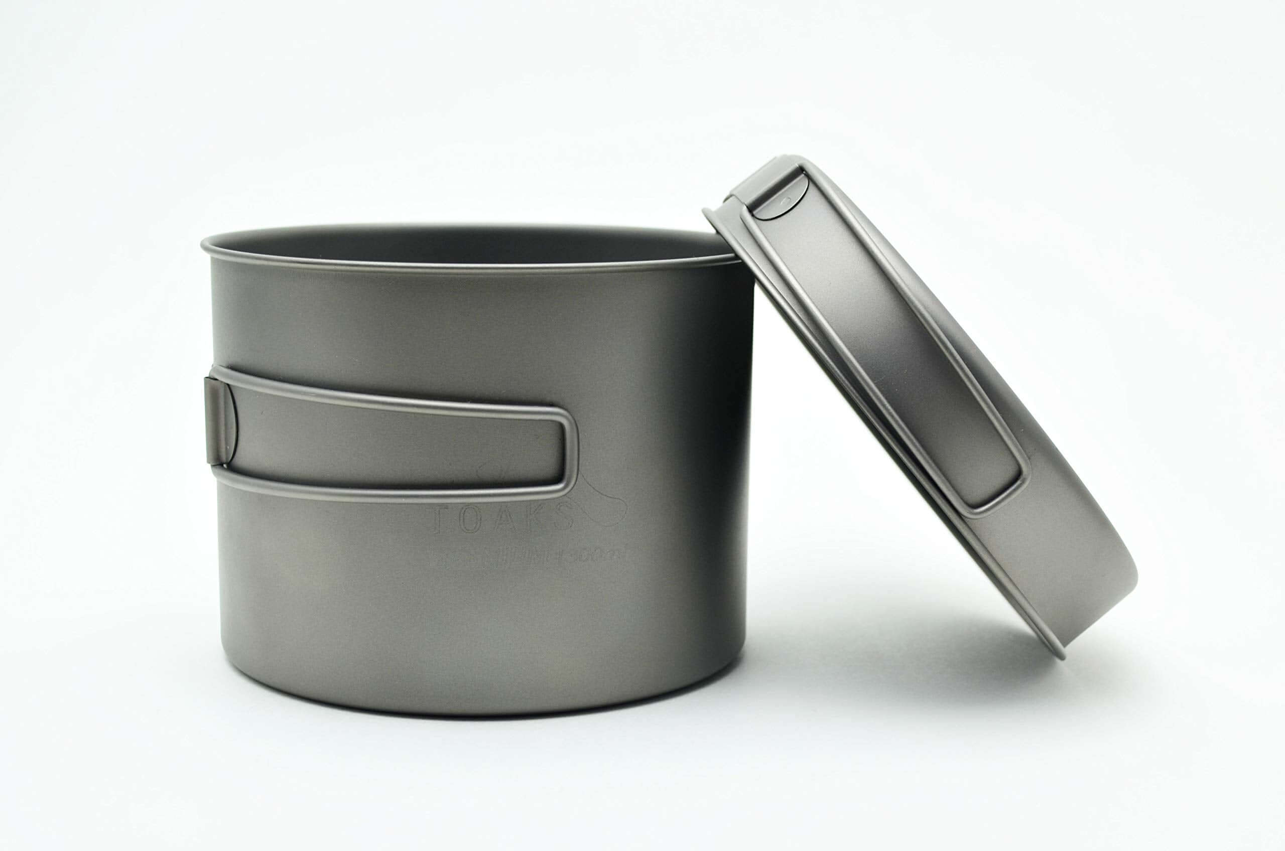 Die Details des Kochset – TOAKS – Titanium Kochset aus Topf und Pfanne - ersichtlich sind nähere Aufnahmen des Topfs und des Deckels, der auch als Pfanne fungiert