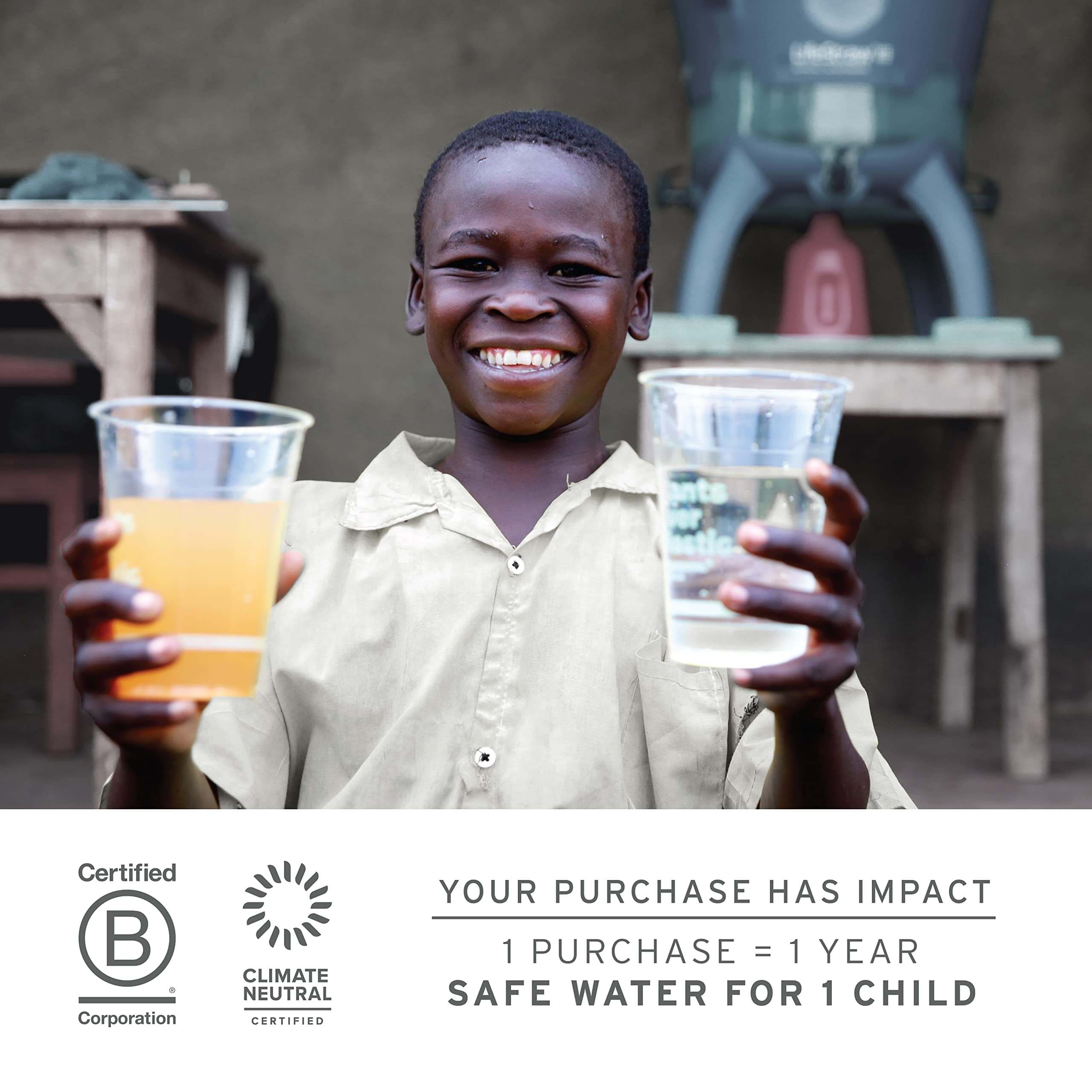 Ein kleiner Junge aus Afrika hebt 2 Plastikbecher in der Hand - in der rechten das ungefilterte Wasser und in der linken das durch LifeStraw gefilterte